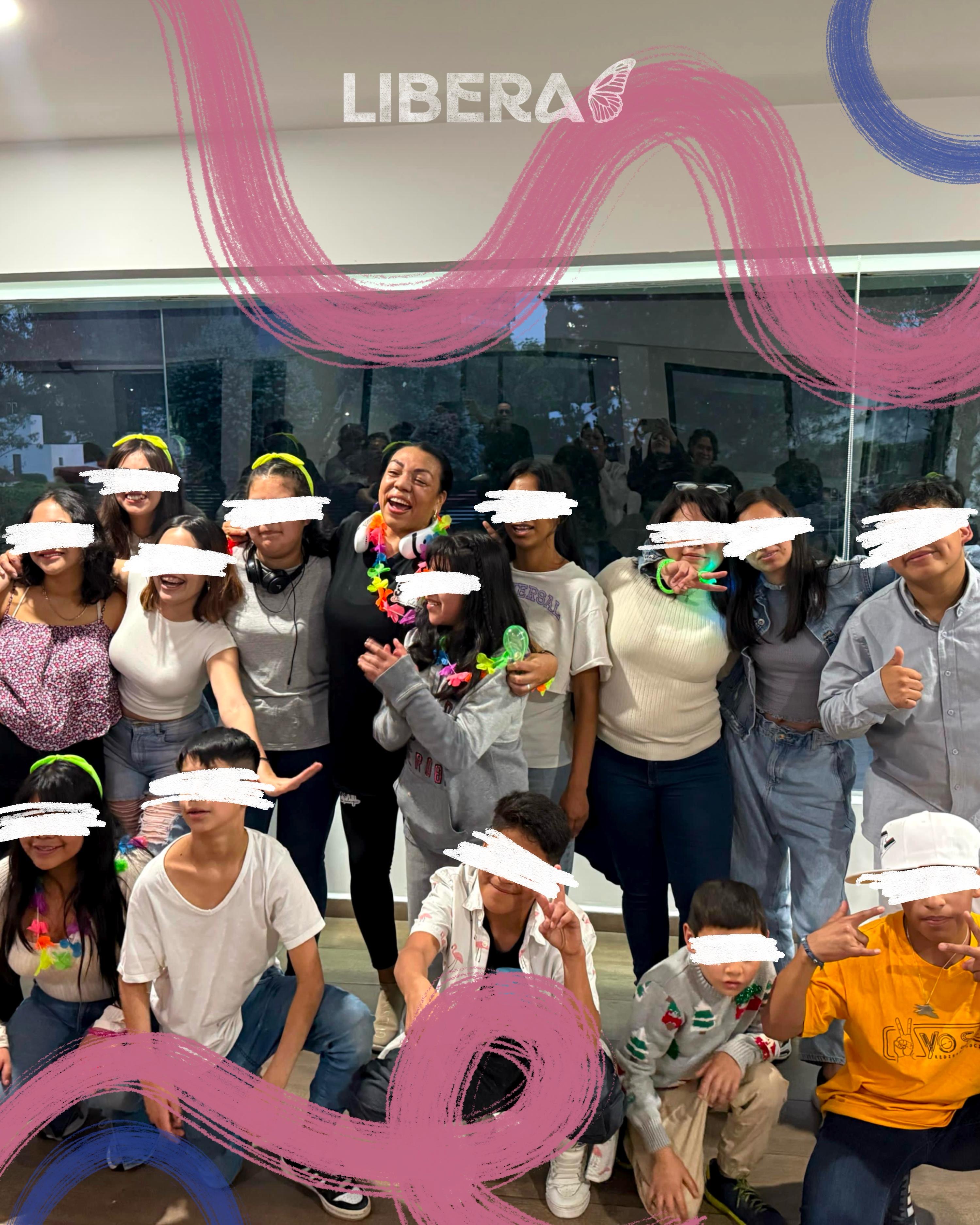 Grupo de niñas, niños y adolescentes en Libera México