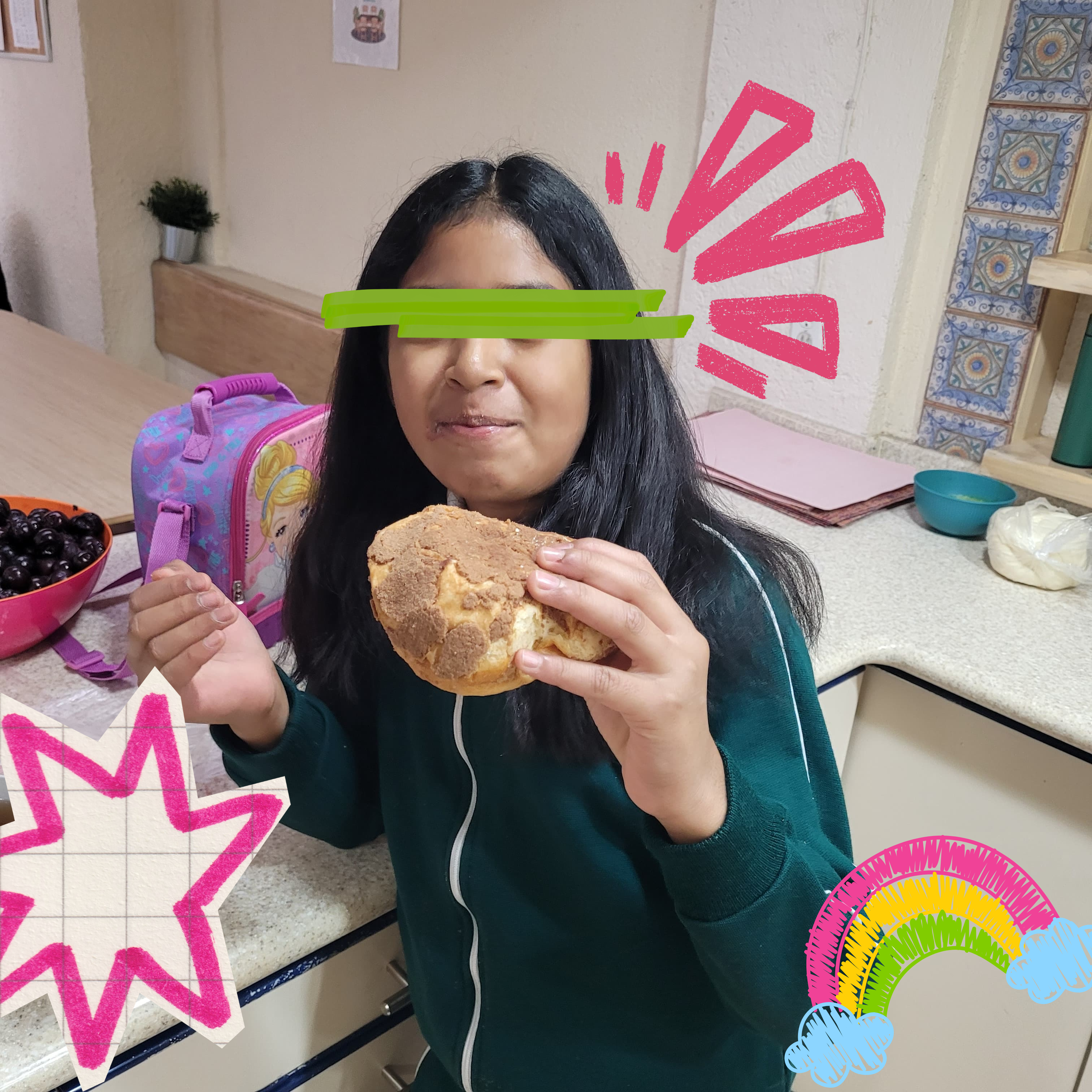 Niña recibiendo alimentos